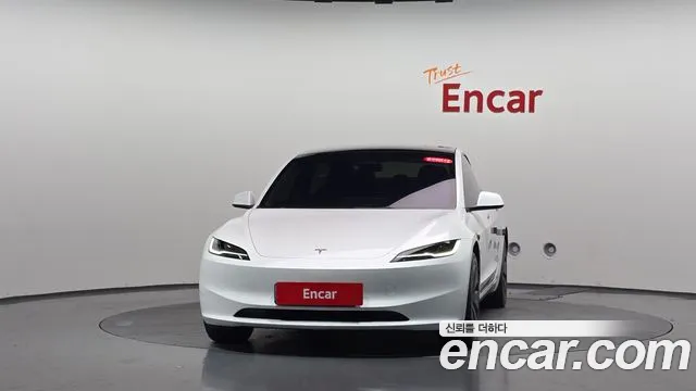 Tesla Model 3 — Фото автомобиля 2