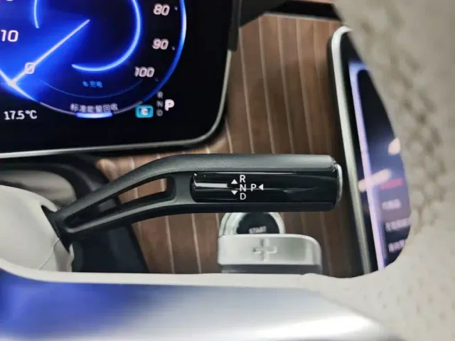 Mercedes-Benz EQE SUV — Фото автомобиля 13