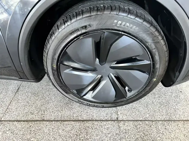 Tesla Model Y — Фото автомобиля 17
