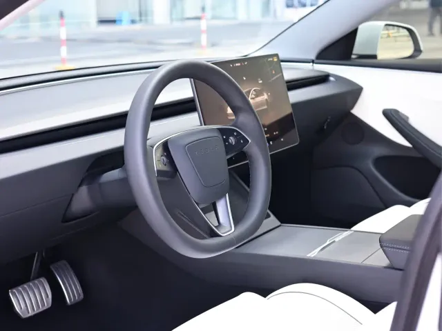 Tesla Model 3 — Фото автомобиля 13
