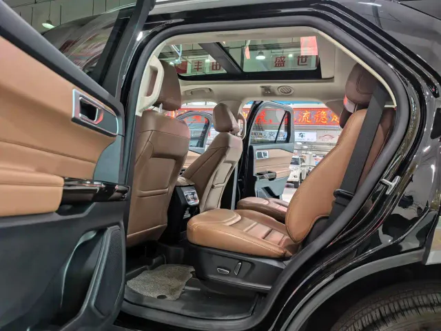 Ford Explorer — Фото автомобиля 5