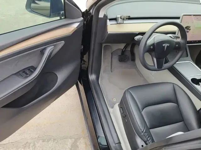 Tesla Model Y — Фото автомобиля 15