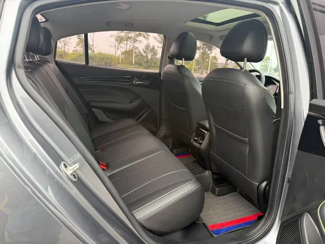 Roewe i5 — Фото автомобиля 10