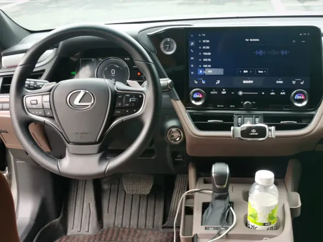 Lexus ES — Фото автомобиля 13