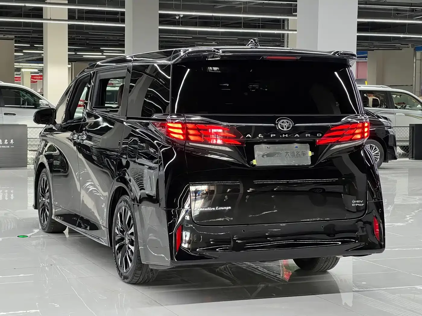 Toyota Alphard 2024 Hybrid 2.5L Ultimate Enjoyment Edition — Фото автомобиля 6
