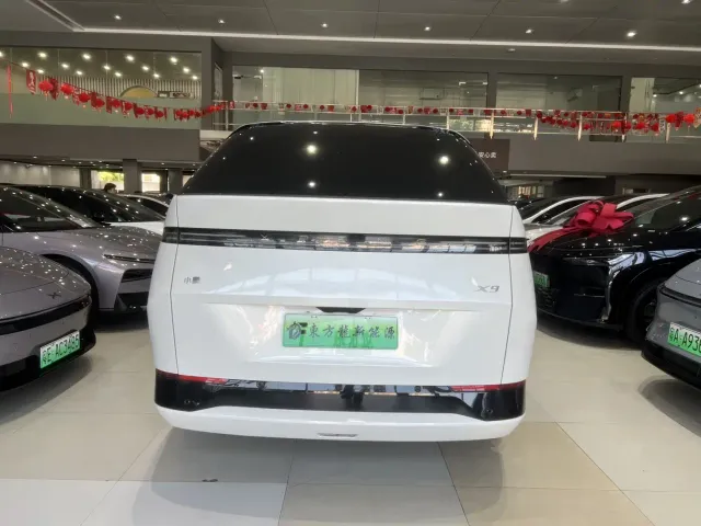 Xpeng X9 — Фото автомобиля 5