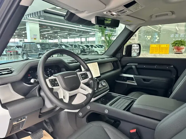 Land Rover Defender — Фото автомобиля 9