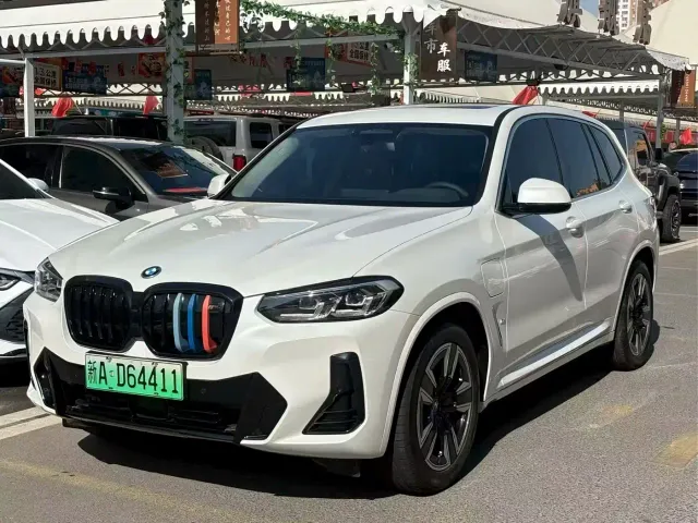 BMW iX3 — Фото автомобиля 3