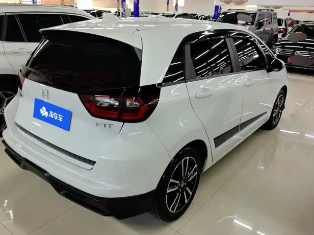 Honda Fit — Фото автомобиля 3