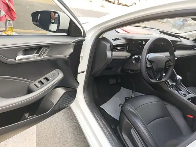 Roewe i5 — Фото автомобиля 15