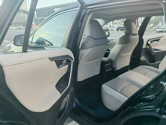 Toyota RAV4 — Фото автомобиля 14