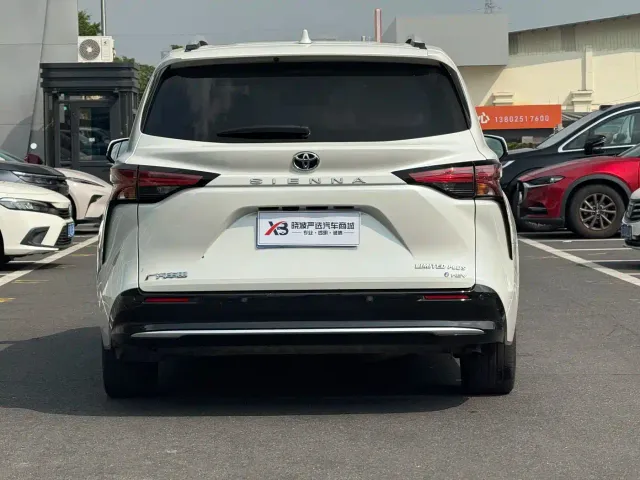 Toyota Sienna — Фото автомобиля 8