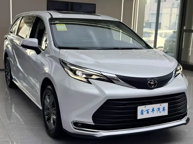 Toyota Sienna — Фото автомобиля 3