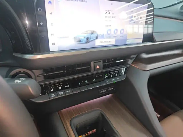 Toyota Crown — Фото автомобиля 12