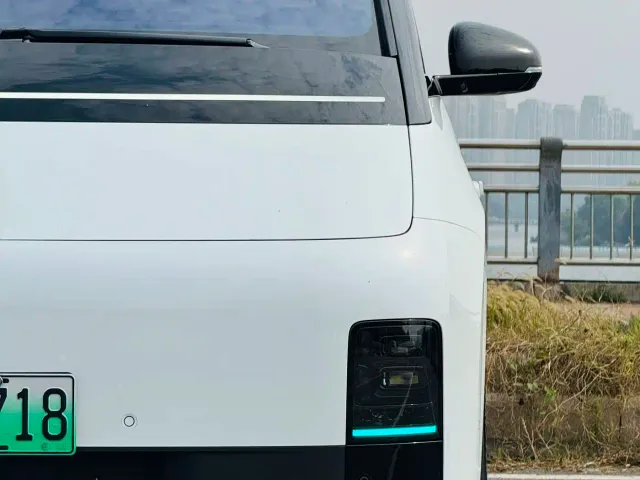 Li Auto MEGA — Фото автомобиля 22