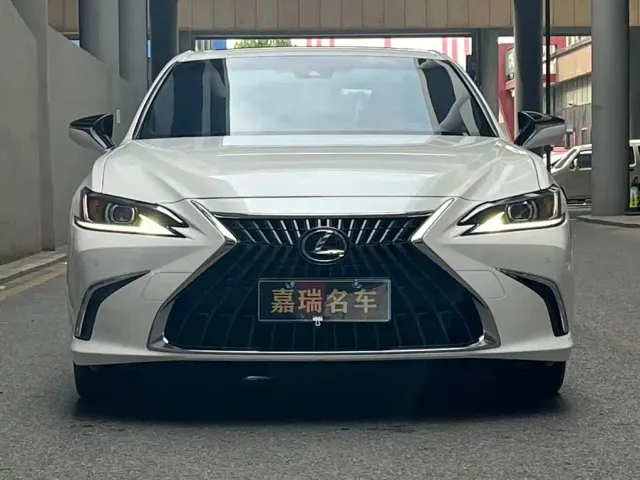 Lexus ES — Фото автомобиля 2
