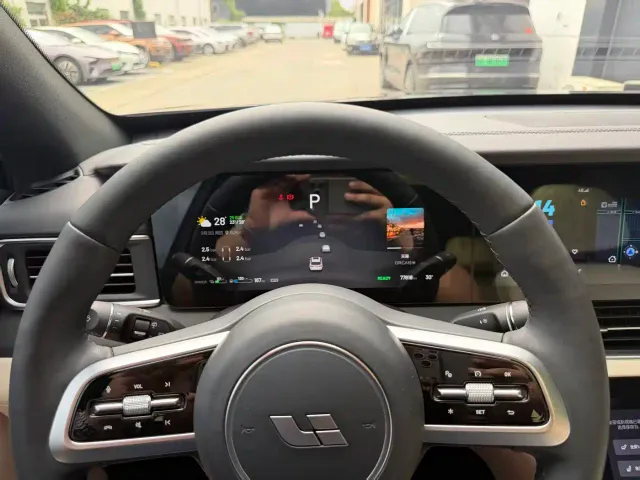 Li Auto ONE — Фото автомобиля 14