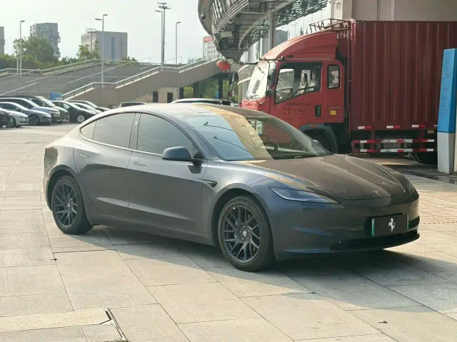 Tesla Model 3 — Фото автомобиля 3
