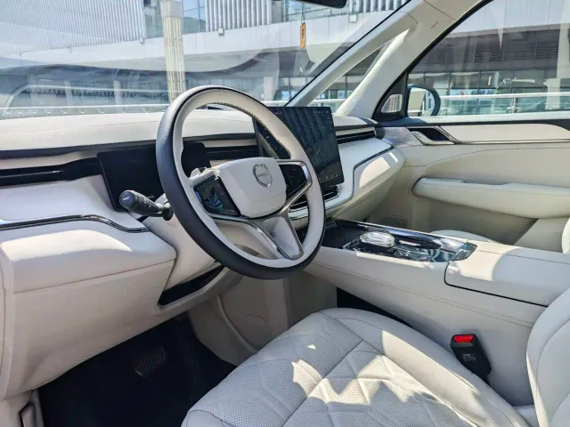 Volvo EM90 — Фото автомобиля 28
