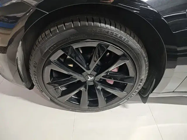 Tesla Model 3 — Фото автомобиля 22