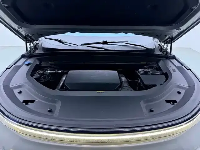 Li Auto L8 — Фото автомобиля 16