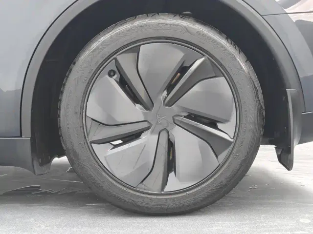 Tesla Model Y — Фото автомобиля 13