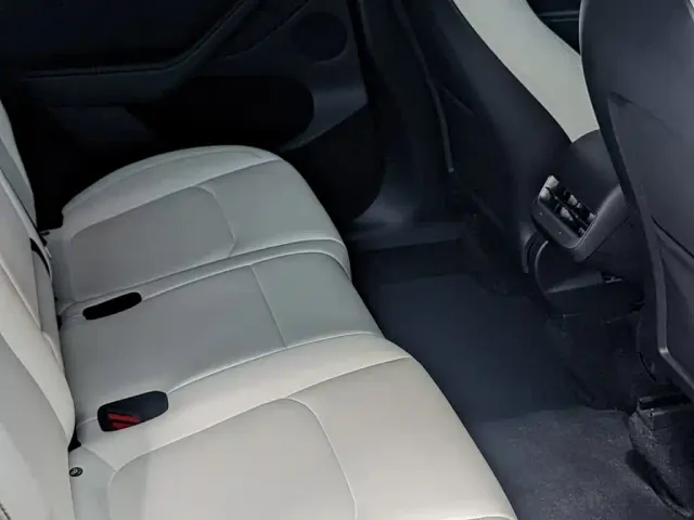 Tesla Model Y — Фото автомобиля 17