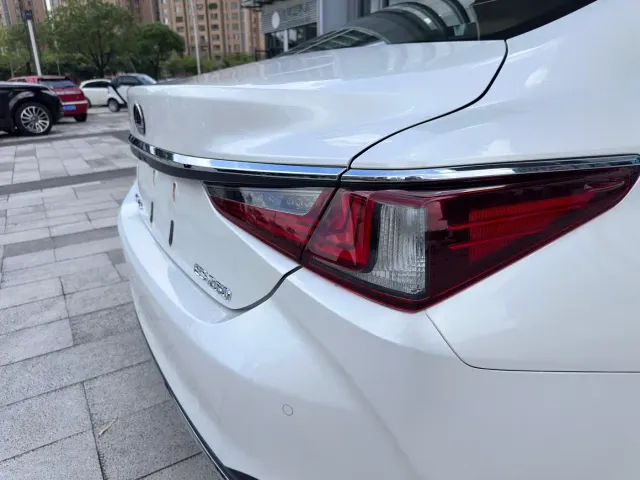 Lexus ES — Фото автомобиля 27