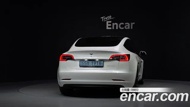 Tesla Model 3 — Фото автомобиля 4