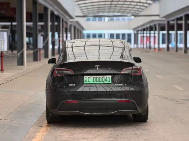 Tesla Model Y — Фото автомобиля 8