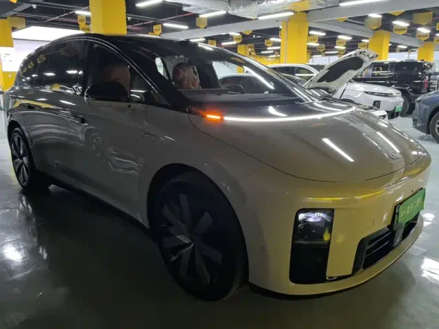 Li Auto i8 — Фото автомобиля 3