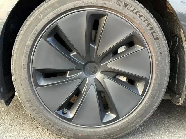 Tesla Model 3 — Фото автомобиля 12