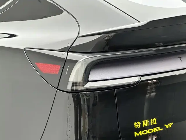 Tesla Model Y L — Фото автомобиля 27