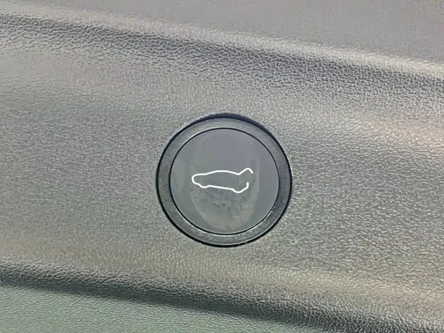 Tesla Model Y — Фото автомобиля 13