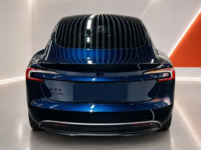 Tesla Model 3 — Фото автомобиля 5