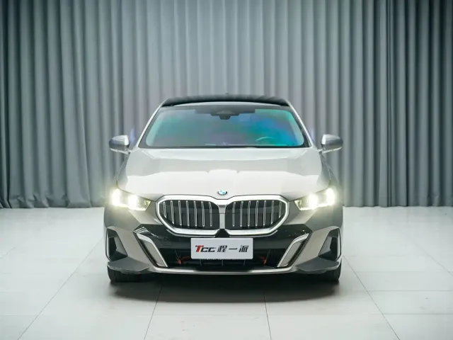 BMW 5 Series — Фото автомобиля 2
