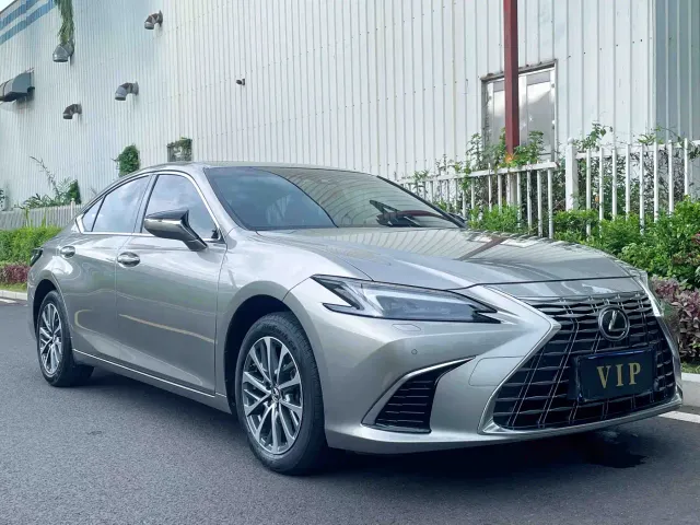 Lexus ES — Фото автомобиля 3