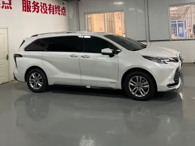 Toyota Sienna — Фото автомобиля 3