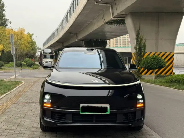 Li Auto L8 — Фото автомобиля 2
