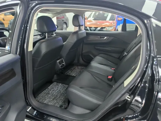 Hongqi E-QM5 — Фото автомобиля 5