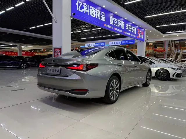 Lexus ES — Фото автомобиля 4