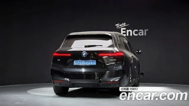 BMW iX — Фото автомобиля 2
