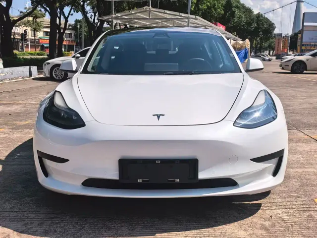 Tesla Model 3 — Фото автомобиля 2