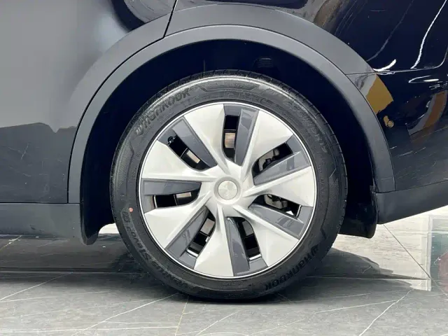 Tesla Model Y — Фото автомобиля 27