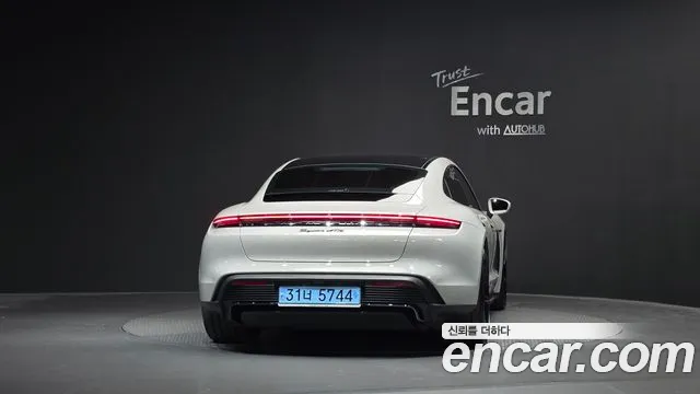Porsche Taycan — Фото автомобиля 4