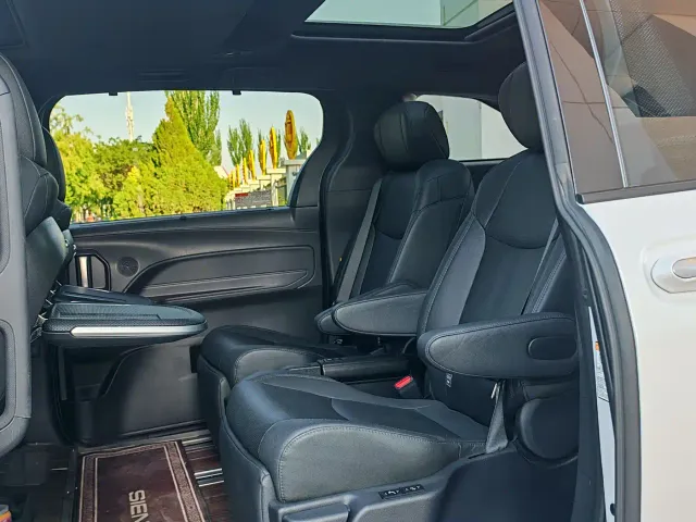 Toyota Sienna — Фото автомобиля 8