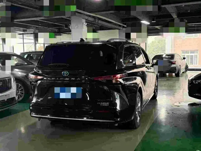 Toyota Sienna — Фото автомобиля 2