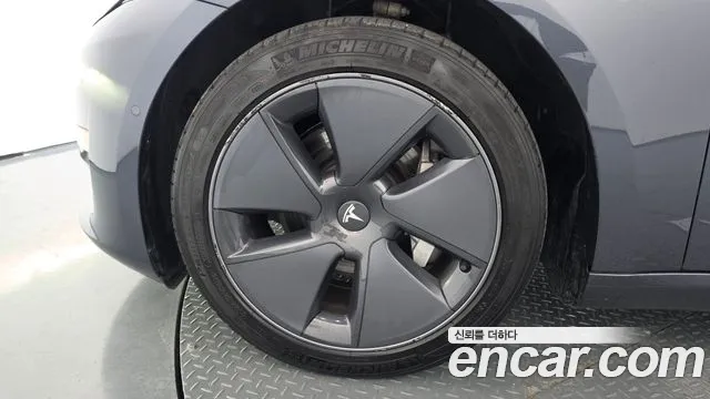 Tesla Model 3 — Фото автомобиля 5