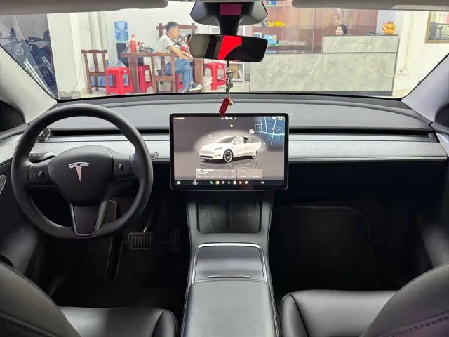 Tesla Model Y — Фото автомобиля 6