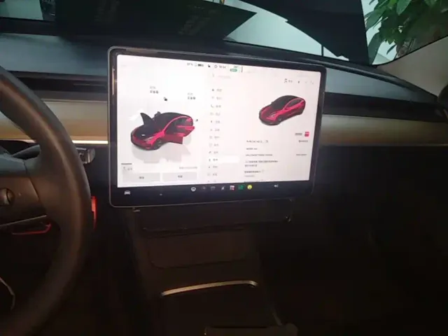Tesla Model 3 — Фото автомобиля 12